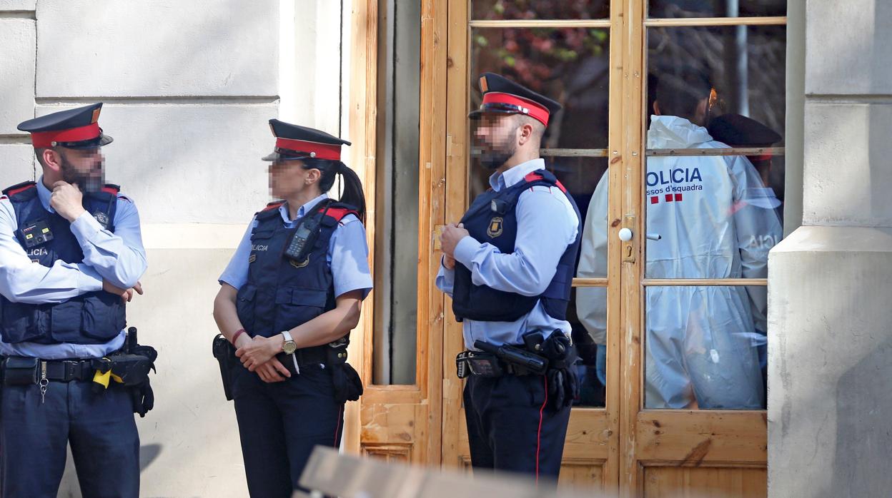 Los investigadores de los Mossos d'Esquadra en el bar donde ha aparecido el cadáver