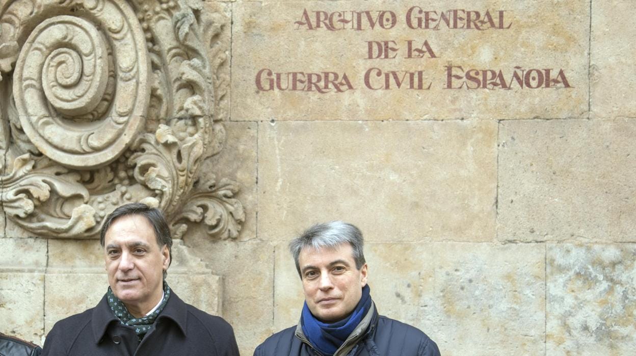 El presidente de la Asociación Salvar el Archivo, Policarpo Sánchez, junto al alcalde de Salamanca, en una imagen de archivo