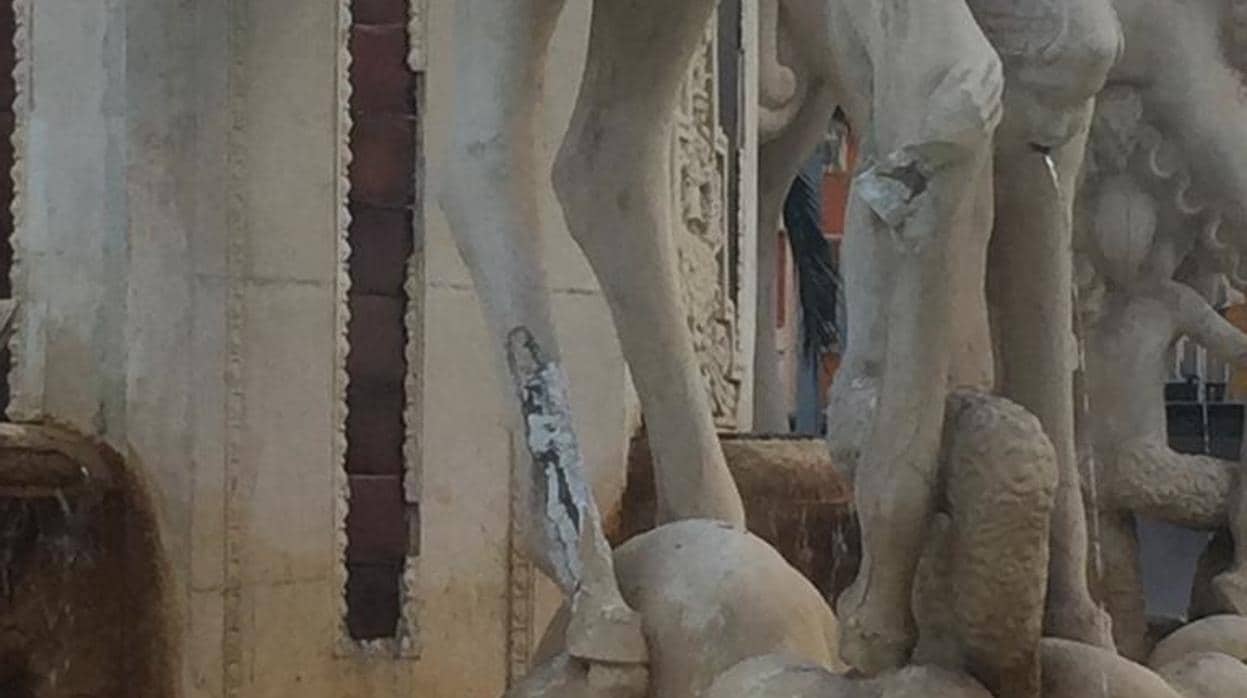 Daños causados por el vándalo en dos de las patas de los caballos en la fuente de la plaza de los Luceros