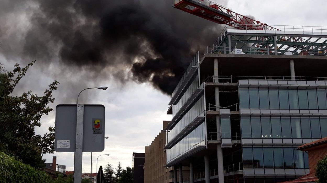 Incendio en San Blas: una nube de humo negro asuela el polígono de Torre Arias