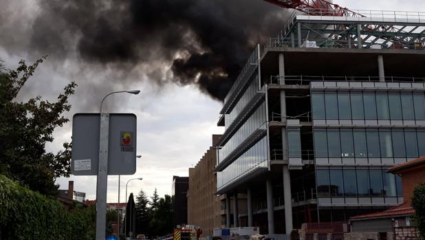 Incendio en San Blas: una nube de humo negro asuela el polígono de Torre Arias