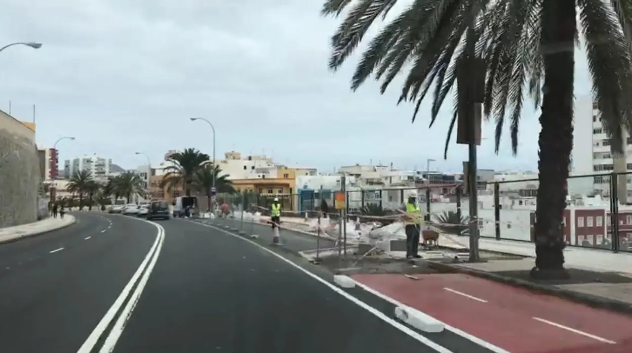 Lo último en carriles bici de Las Palmas: colocan una parada de guaguas en medio de uno