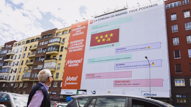 Cs instala una lona gigante criticando la «Comuna de Madrid» que harían PSOE con Podemos