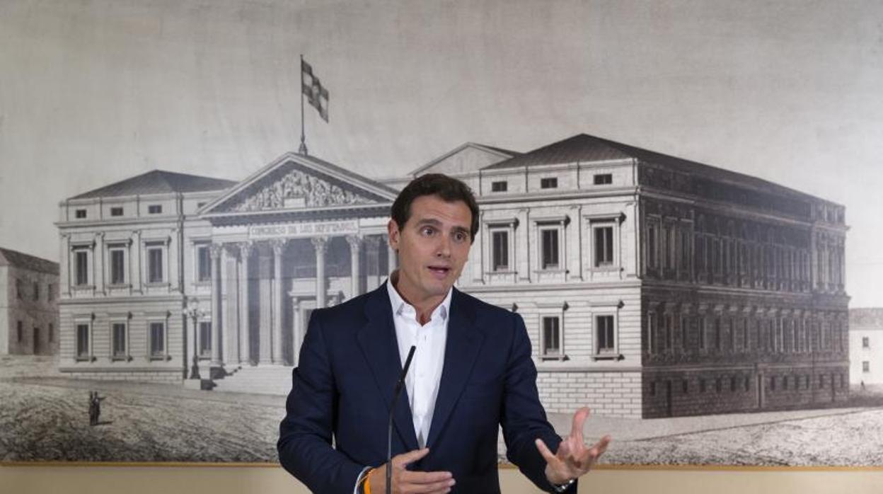 Albert Rivera recoge su acreditación de diputado en el Congreso