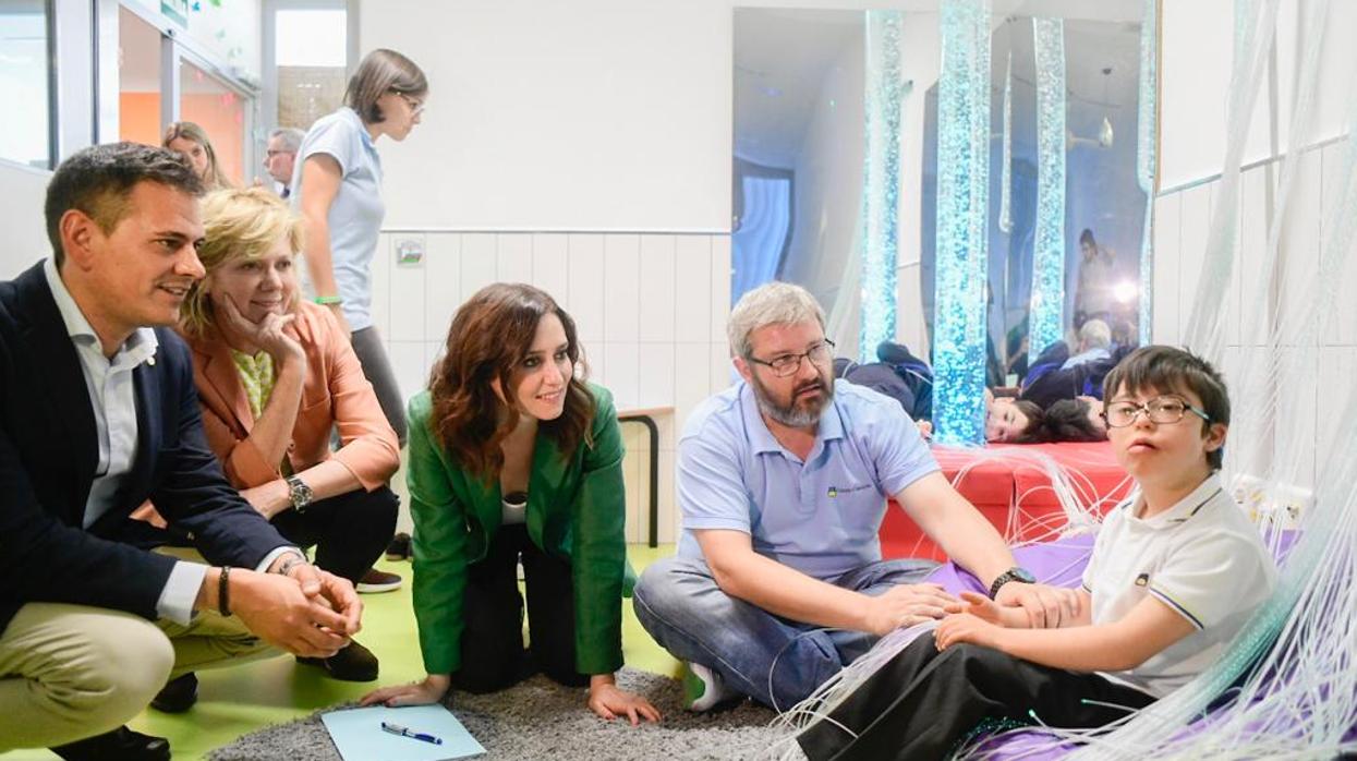 Ayuso, durante su visita al Colegio de Educación Especial Cambrils