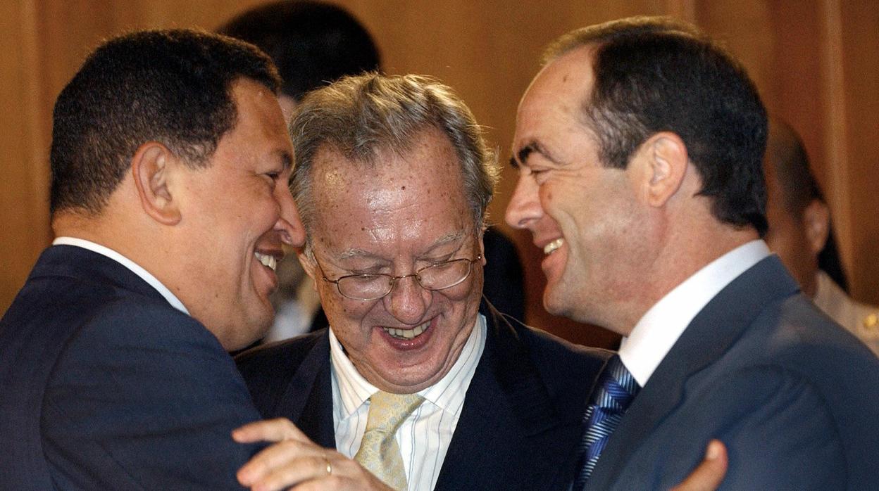 Raúl Morodo entre Hugo Chávez y José Bono, en 2005