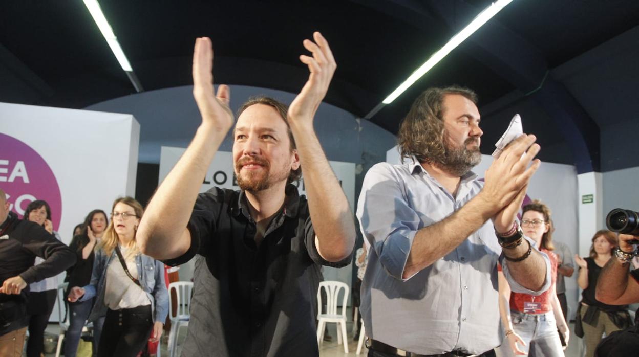 Pablo Iglesias y Rubén Pérez de la Marea de Vigo en un acto celebrado en la ciudad esta mañana