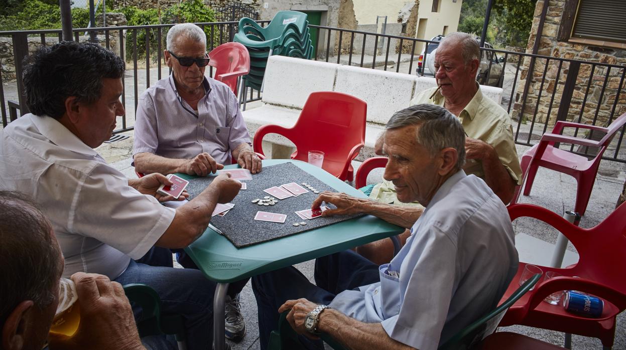 Un grupo de jubilados juega a las cartas en Aoslos