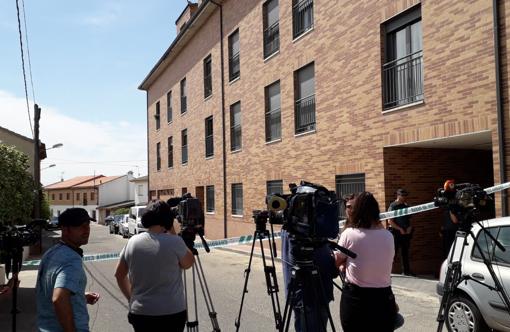 Periodistas y cámaras de televisión en las inmediaciones de la vivienda del detenido