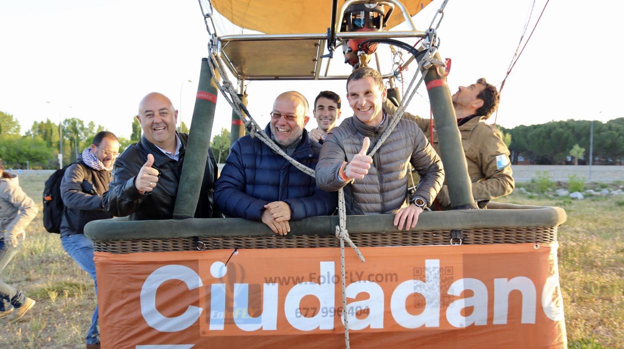 El candidato de Ciudadanos a la Presidencia de la Junta de Castilla y León, Francisco Igea, pasea en globo sobre Ávila