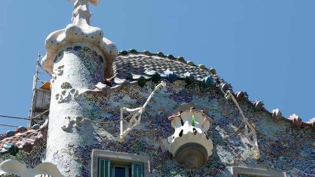 La fachada de la casa Batlló recupera su esplendor y la autenticidad original de Gaudí