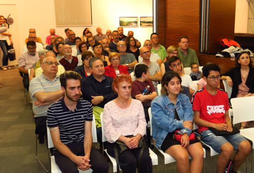 Los hijos y la exmujer de Ismael Belda, en primera fila entre el público de la presentación en la Casa Bardín