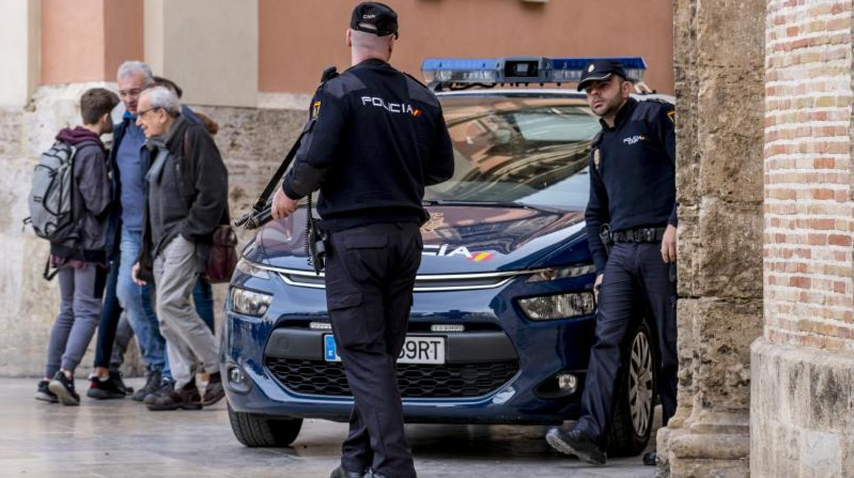 Dos agentes de la Policía Nacional en Valencia