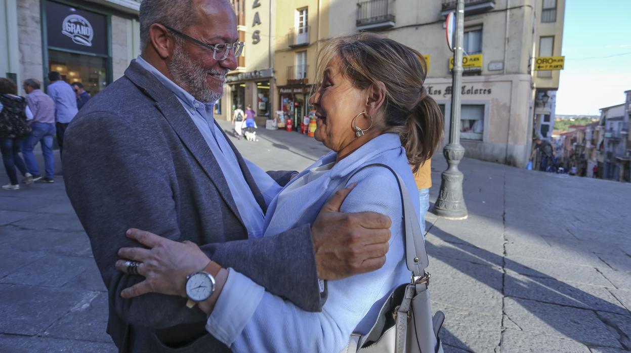 El candidato de Ciudadanos a la Presidencia de la Junta de Castilla y León, Francisco Igea, abraza a Rosa Valdeón, exvicepresidenta de la Junta y exalcaldesa de Zamora