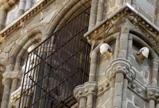 Cornisa de la torre de la catedral desde donde cayó la pieza de granito