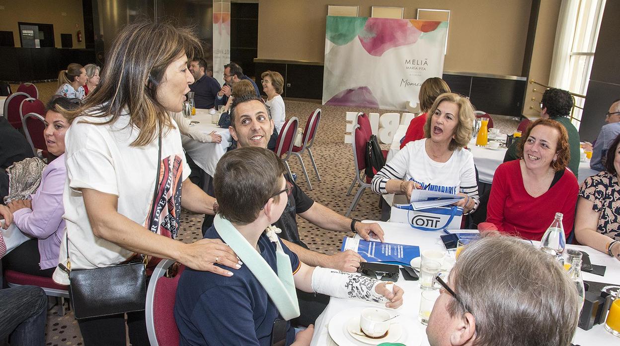 La candidata del PP de La Coruña, Bea Mato, desayuno con interventores, apoderados y voluntarios del PP