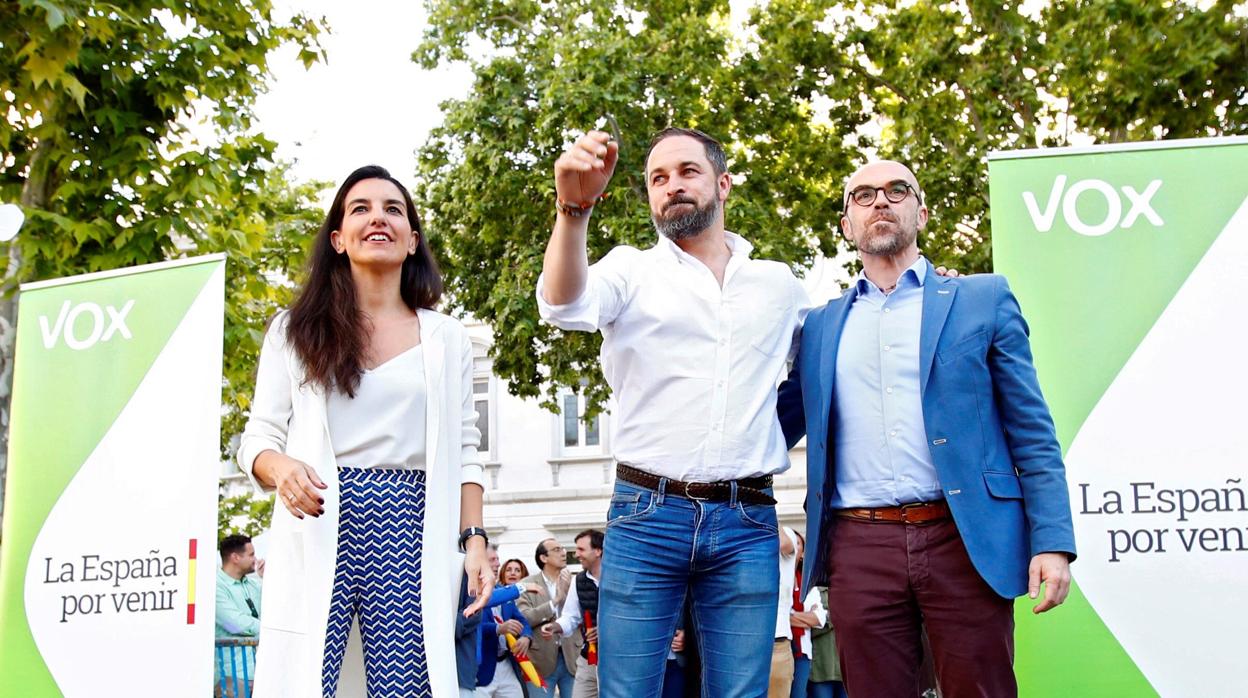 Rocío Monasterio, Santiago Abascal y Jorge Buxadé, ayer en el acto de cierre de campaña de Vox