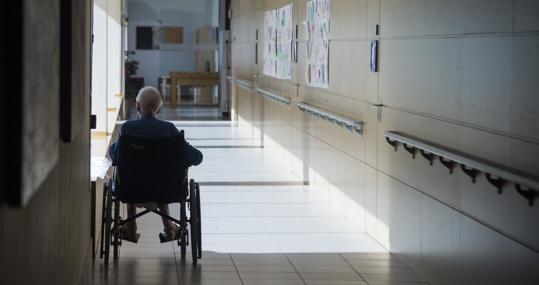 Una persona de avanzada edad, en silla de ruedas