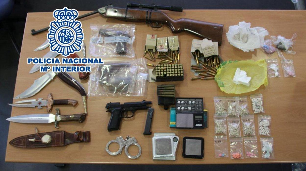 Dos pistolas envasadas al vacío, entre las armas y las drogas intervenidas en la operación de la Policía Nacional en Alicante