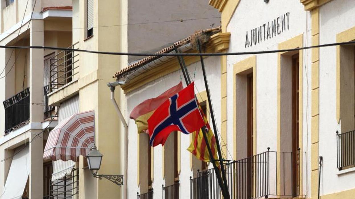 La bandera noruega ondeando en otro municipio alicantino con muchos residentes de este país, Alfaz del Pi