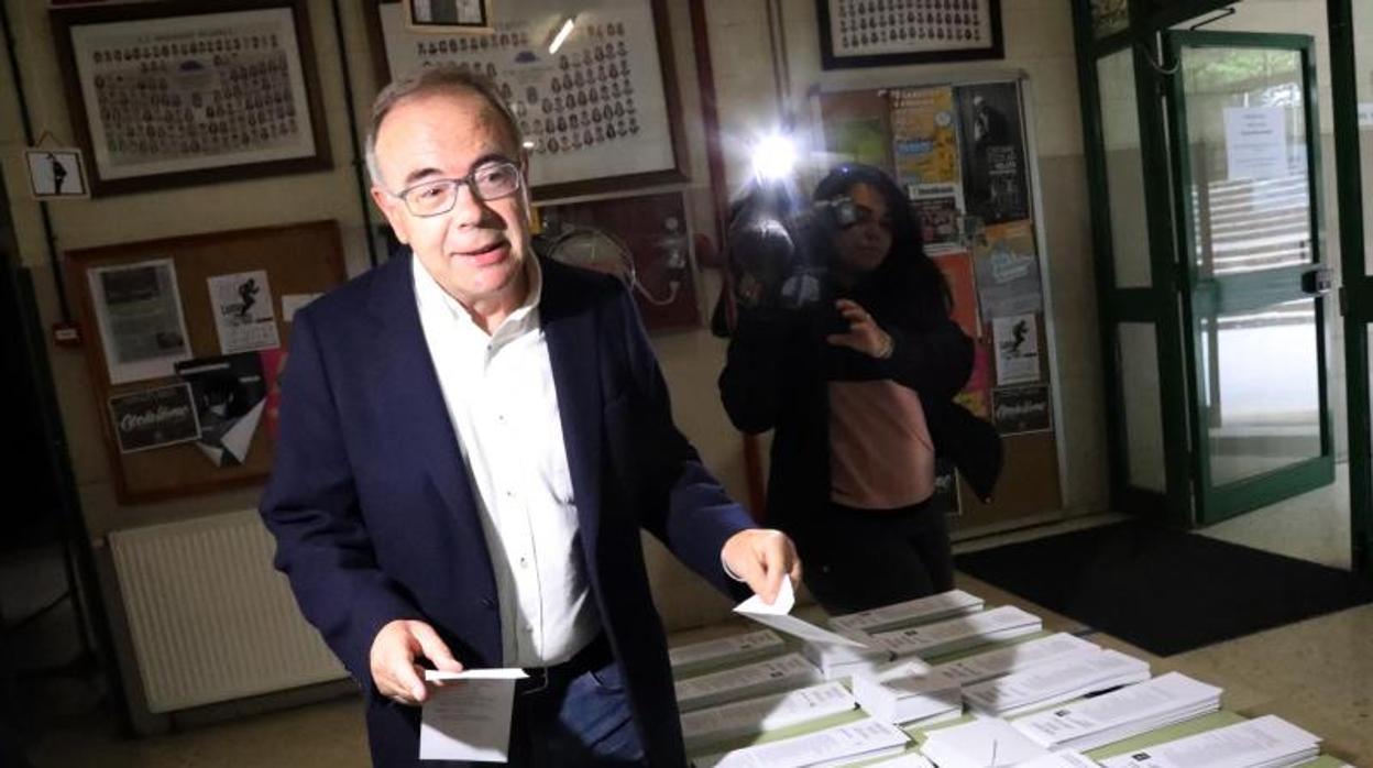 El socialista Xosé Sánchez Bugallo, en el colegio electoral al que acudió a votar