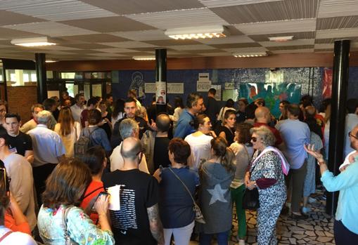 Largas colas en el colegio Jesuita de Madrid