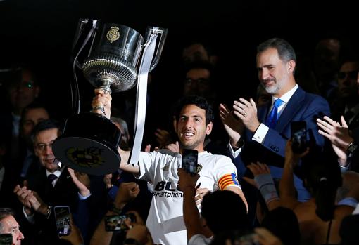 Imagen de Dani Parejo alzando la Copa ante Su Majestad el Rey