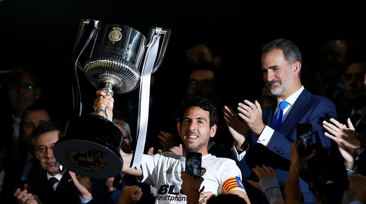 Imagen de Dani Parejo alzando la Copa ante Su Majestad el Rey