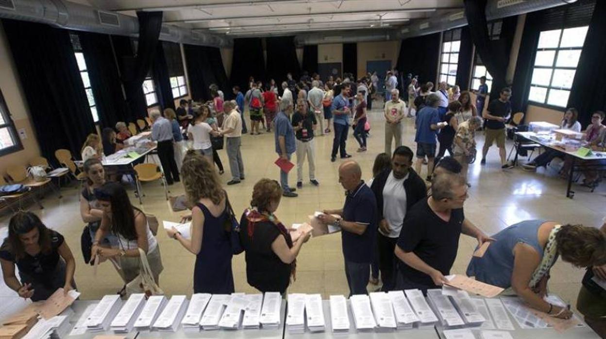 Un colegio electoral en Barcelona