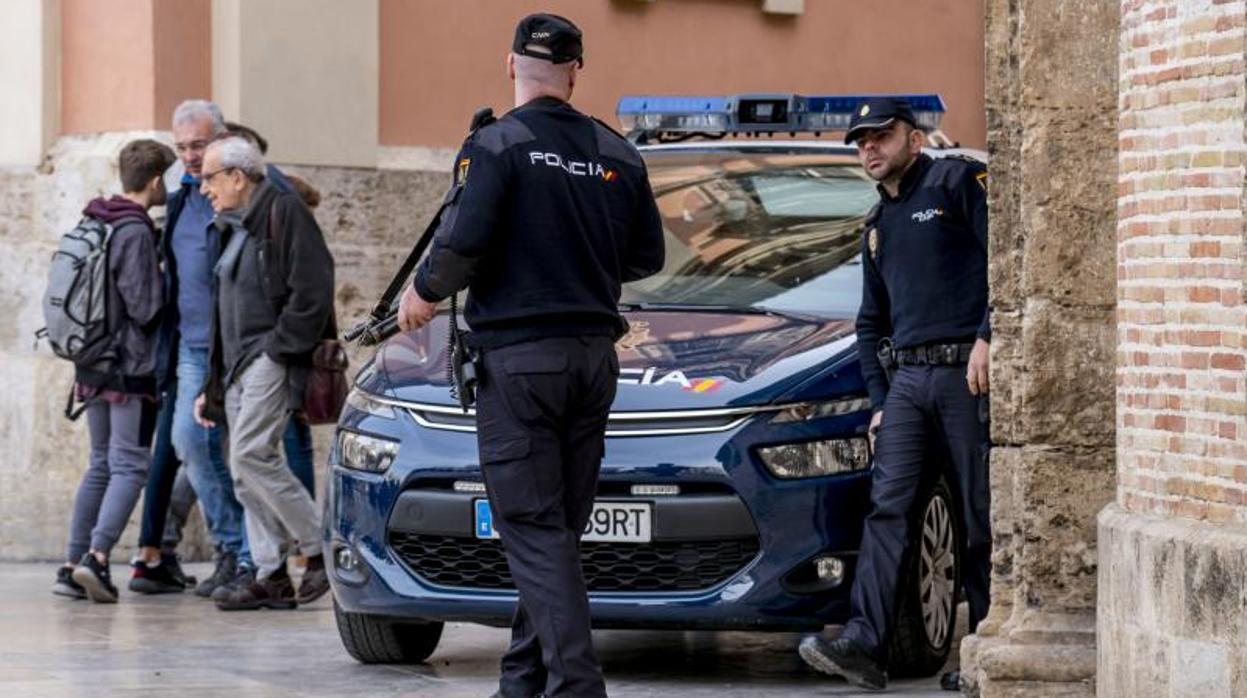 Una patrulla de la Policía Nacional en Valencia