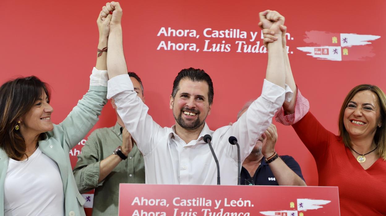El candidato socialista a la Presidencia de la Junta, Luis Tudanca, junto Virginia Barcones y Ana Sánchez