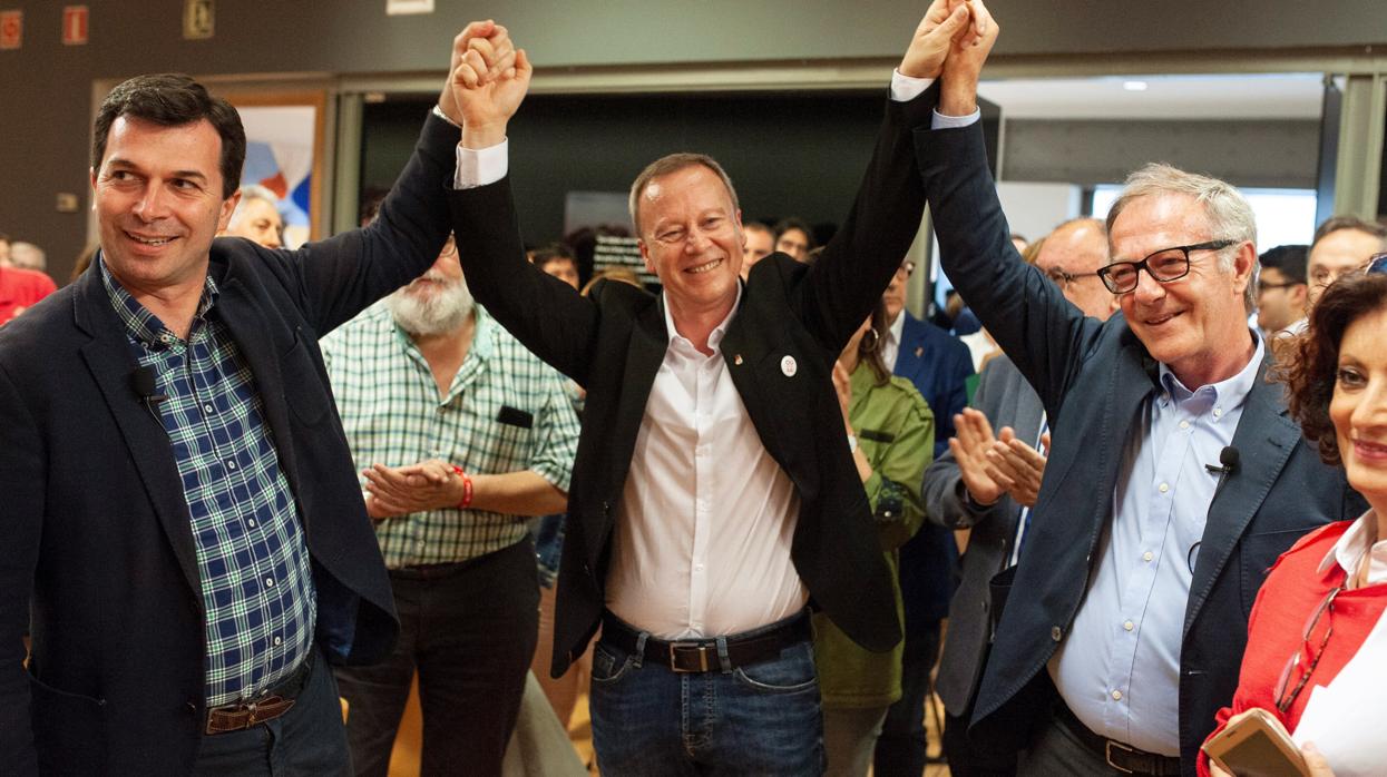 Rafael Rodríguez Villarino, en un acto de campaña, junto a Gonzalo Caballero y el ministro en funciones José Guirao