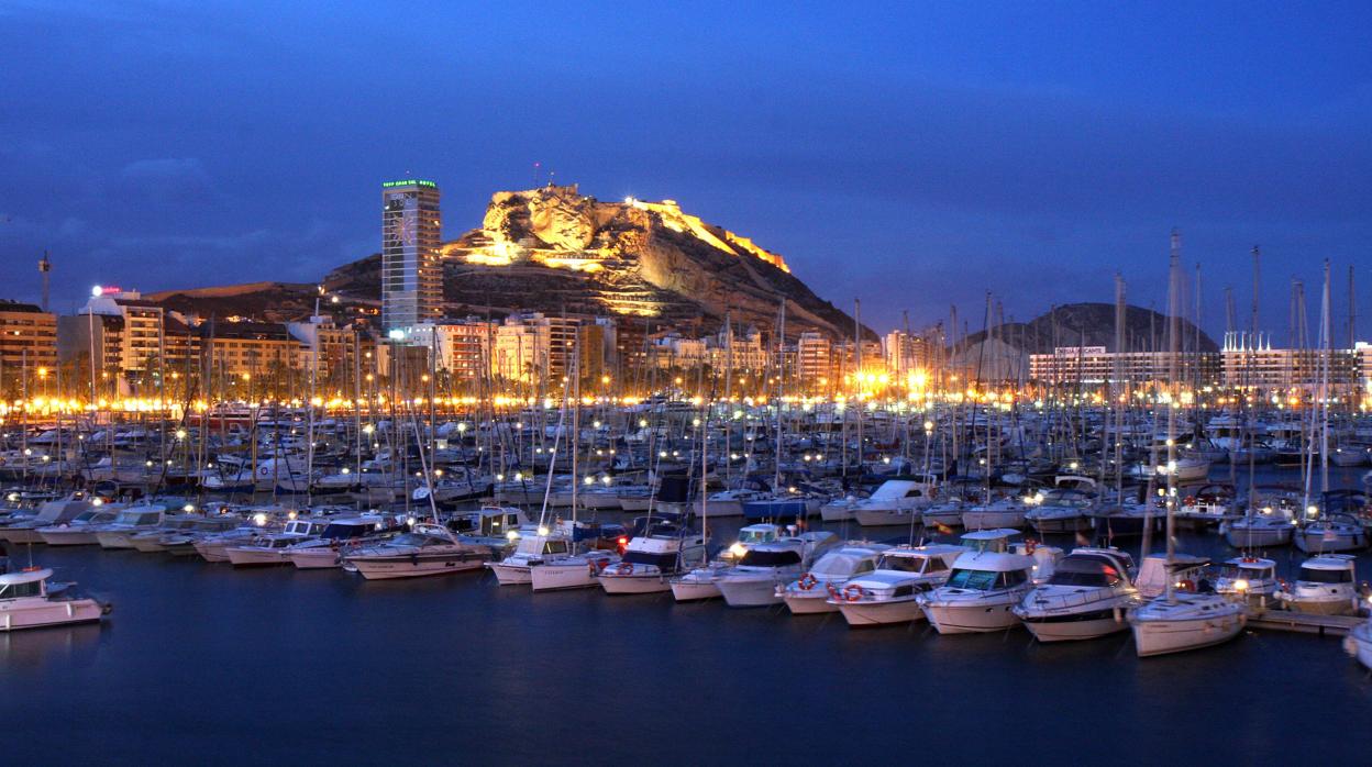 Imagen de archivo de la zona del puerto de Alicante en la que sucedieron los hechos que se juzgan este martes