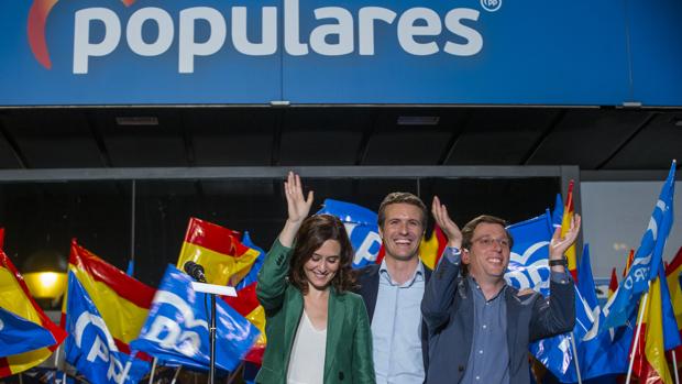 Casado refuerza su liderazgo en el PP con la doble victoria del centro-derecha en Madrid