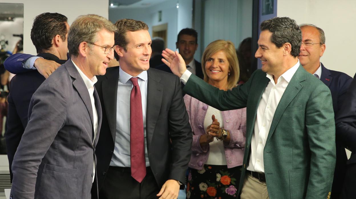 Feijóo, este lunes, con Pablo Casado y Juanma Moreno, en la sede del PP