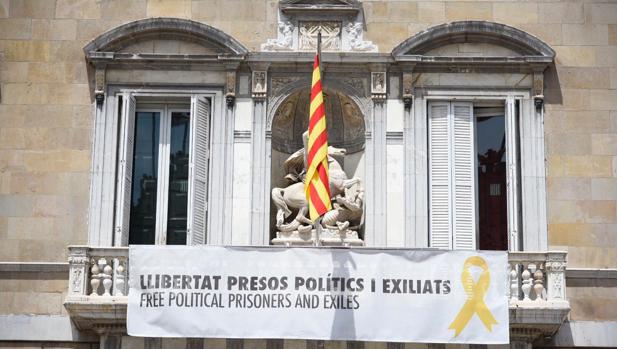 Quim Torra vuelve a colgar un lazo amarillo del Palau de la Generalitat