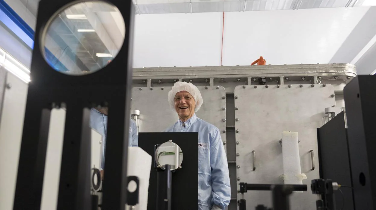 El Premio Nobel Gérard Mourou ve en la terapia con protones «una vía prometedora» contra el cáncer