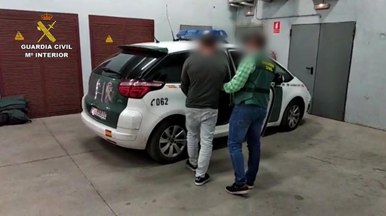 Momento en el que la Guardia Civil se lleva al detenido