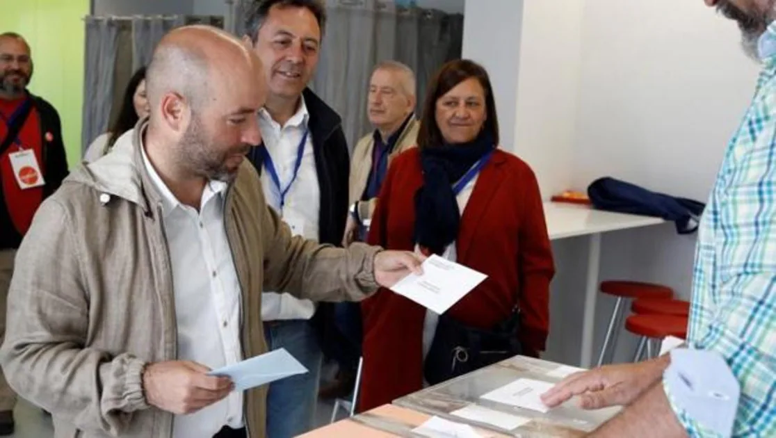 Luis Villares votando en la ciudad de Lugo