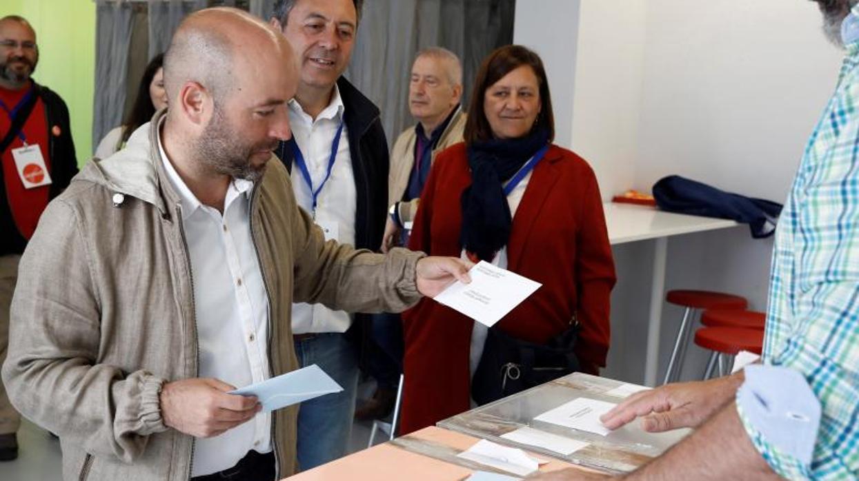 Luís Villares votando el pasado domingo