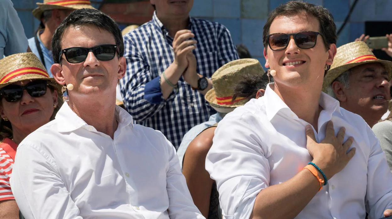 El presidente de Ciudadanos, Albert Rivera, acompañado por elexprimer ministro francés Manuel Valls