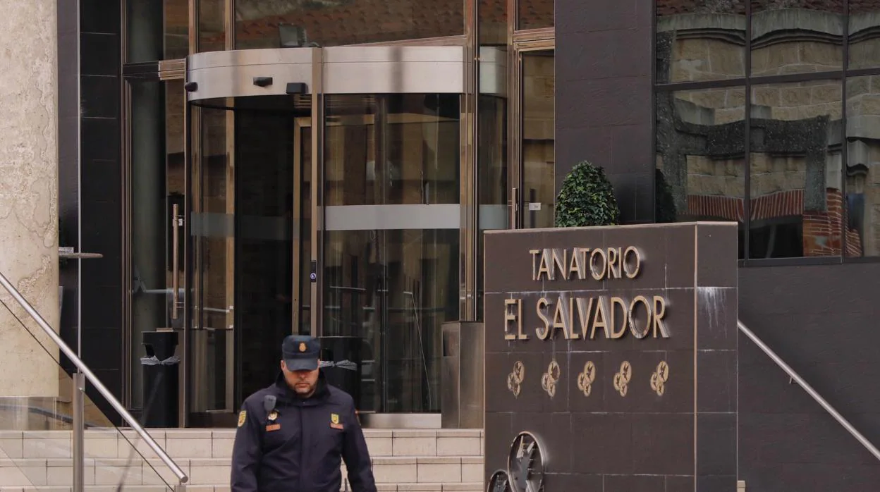La Policía registra un tanatorio de el grupo El Salvador en el marco de la Operación «Ignis» llevada a cabo el pasado 2 de febrero