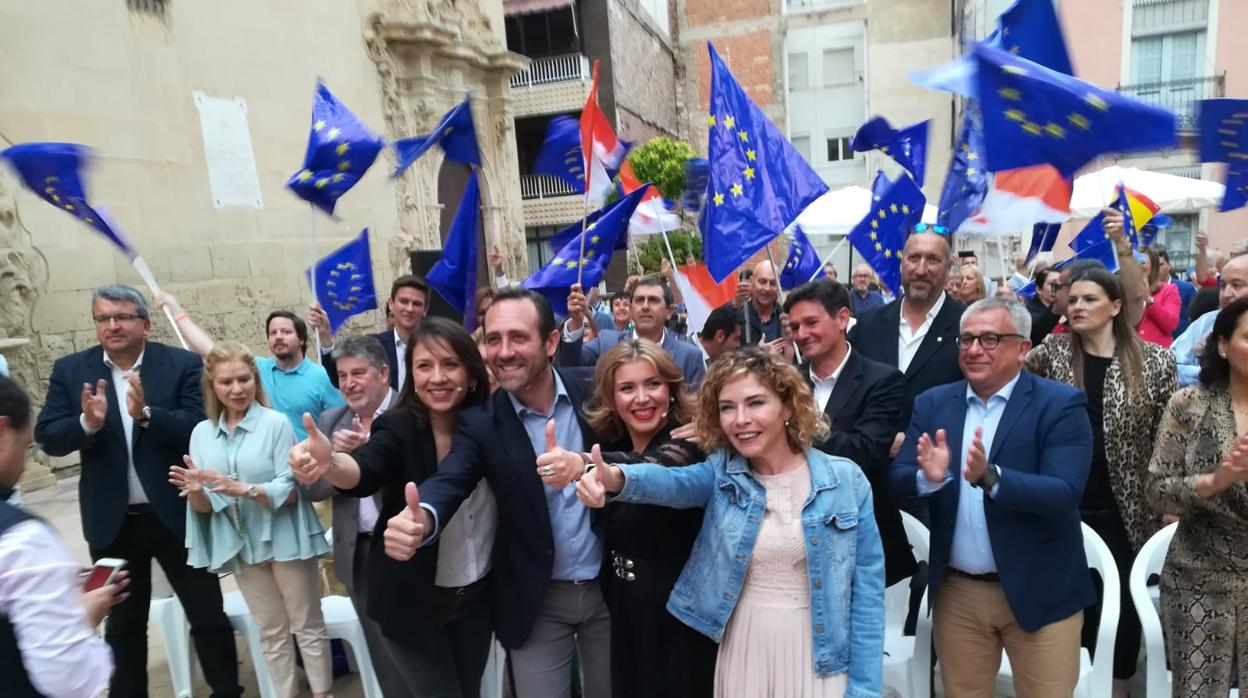 María del Carmen Sánchez con otros representantes de Ciudadanos en la campaña de las elecciones europeas