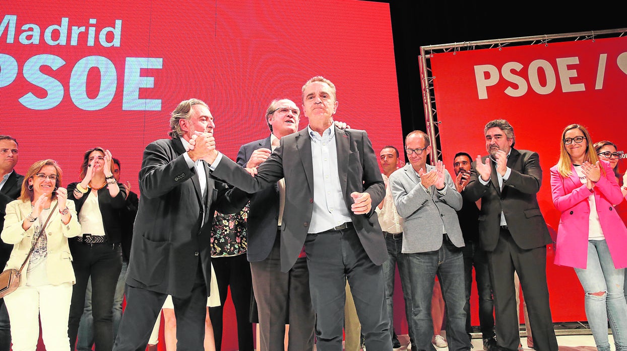 Ángel Gabilondo, en el centro, junto a Pepu Hernández (izqda.) y José Manuel Franco