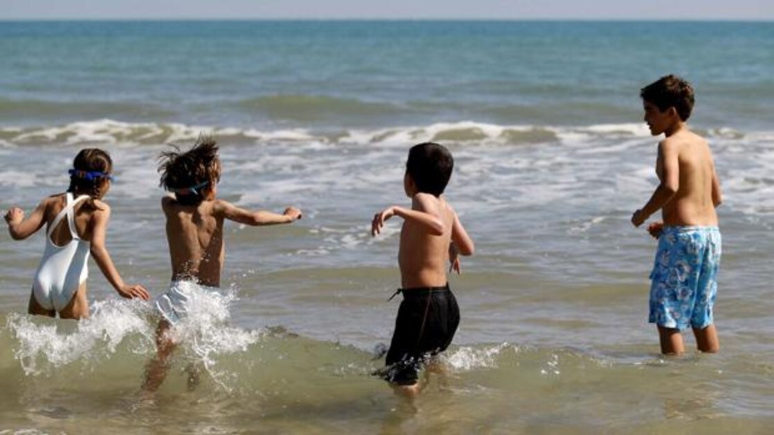 Niños disfrutan del verano en una playa de Alicante
