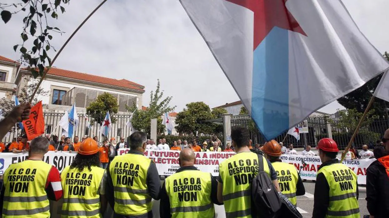 Manifestación de los trabajadores de las industrias electrointensivas gallegas celebrada en Santiago