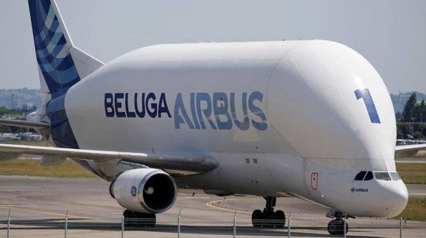 El avión BelugaXL, uno de los más grandes del mundo, aterriza en Getafe