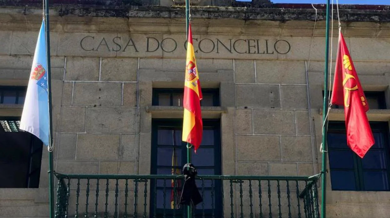 Banderas a media asta en el Ayuntamiento de Redondela , de donde eran los fallecidos