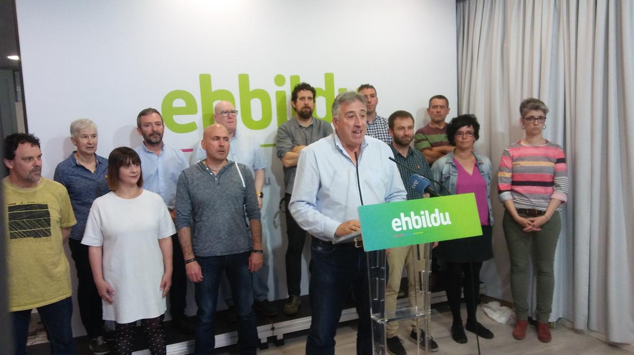 El alcalde de Pamplona, Joseba Asirón, acompañado de otros candidatos municipales