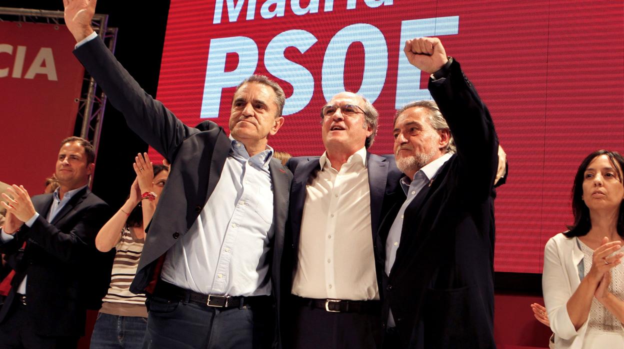 Ángel Gabilondo, entre José Manuel Franco (izq.), secretario general del PSOE-M, y Pepu Hernández, candidato municipal